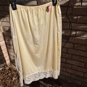 NOS Vintage Vassarette Beige Nylon Half Slip
Lace Trim 2x